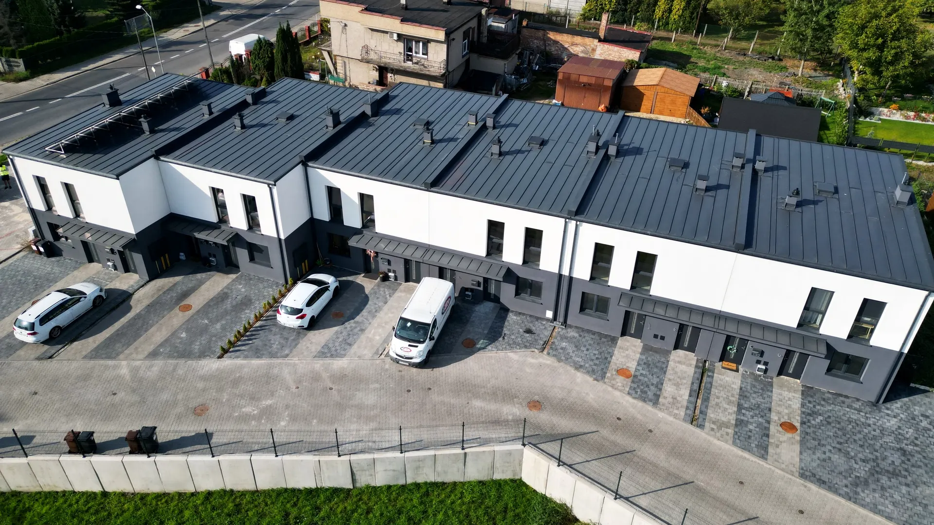 Osiedle Lawendowa w Halembie — zabudowa szeregowa od strony wejść i miejsc postojowych, ujęcie z drona
