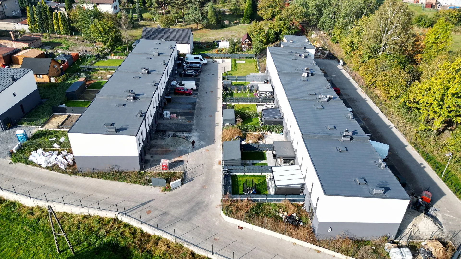 Osiedle Lawendowa w Halembie — dwa budynki szeregowe przy drodze osiedlowej, ujęcie z drona
