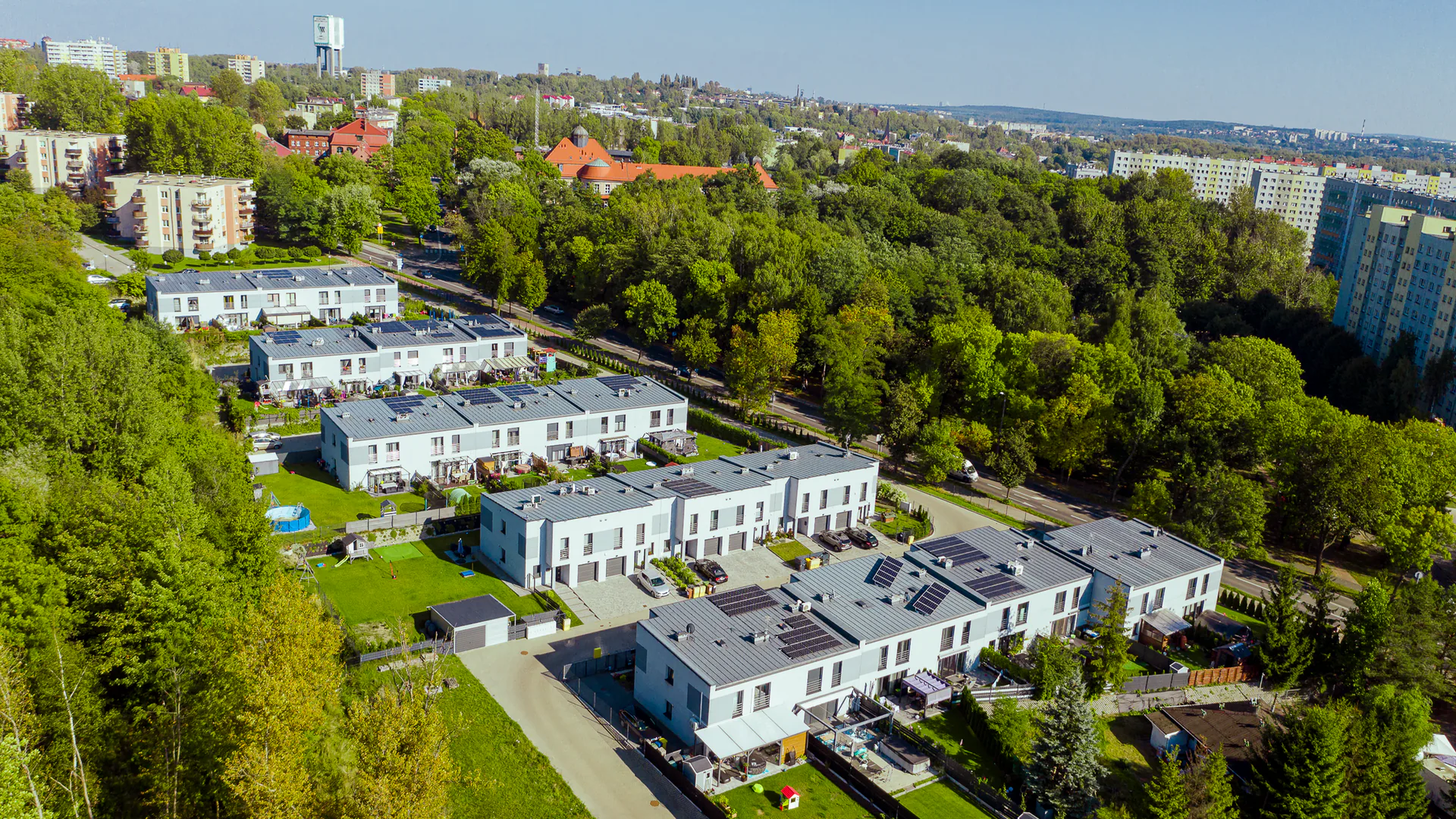 Osiedle domów przy ulicy Niskiej widziane z lotu ptaka
